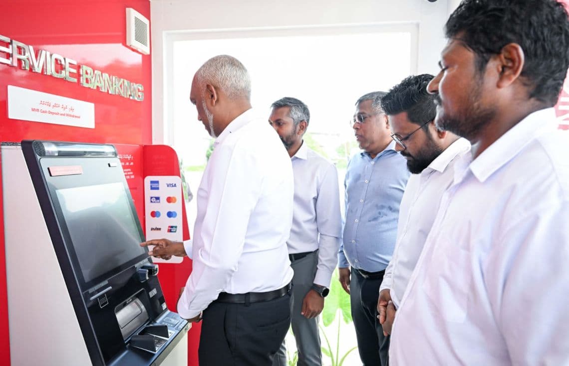 ރައީސް ޑރ. މުހައްމަދު މުއިއްޒު. ރާއްޖޭގެ މީހުން ދިރިއުޅޭ ހުރިހާ ރަށެއްގައި ބީއެމްއެލް އޭޓީއެމް ގާއިމުކުރެއްވުމަކީ ރައީސް ޑރ. މުއިއްޒުގެ ވައުދުފުޅެއް--- ފޮޓޯ: ރައީސް އޮފީސް