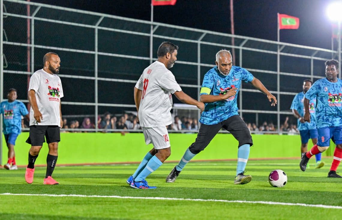 ދ. މީދޫގައި ބޭއްވުނު ފުޓްސެލް މެޗެއްގައި ރައީސް ބައިވެރިވެވަޑައިގަންނަވަނީ. - ފޮޓޯ: ރައީސް އޮފީސް
