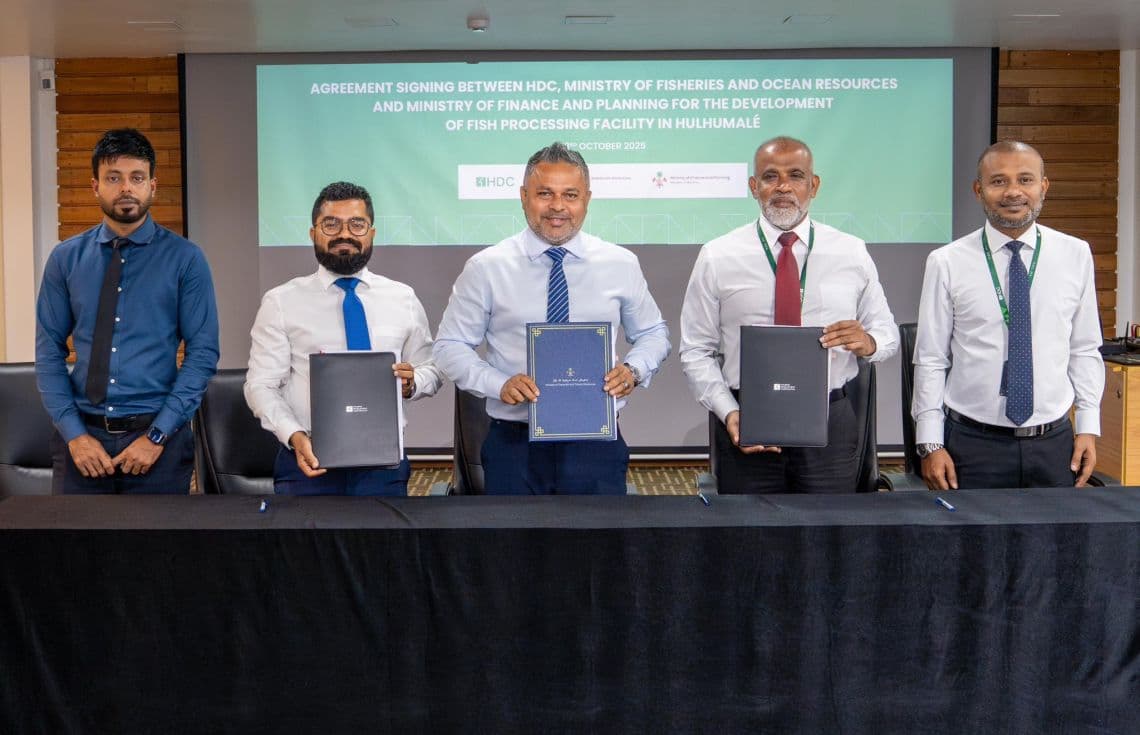 ކަންނެލި މަސް ޕްރޮސެސްކޮށް، ބަންދުކުރުމުގެ މަސައްކަތަށް ހުޅުމާލޭގައި ގާއިމްކުރާ ފެސިލިޓީ އެޅުމަށް ކަނޑައަޅާފައިވާ ބިން ހަވާލުކުރުމަށް މިއަދު ބޭއްވި ރަސްމިއްޔާތުގެ ތެރެއިން--- ފޮޓޯ: ފިޝަރީޒް މިނިސްޓްރީ