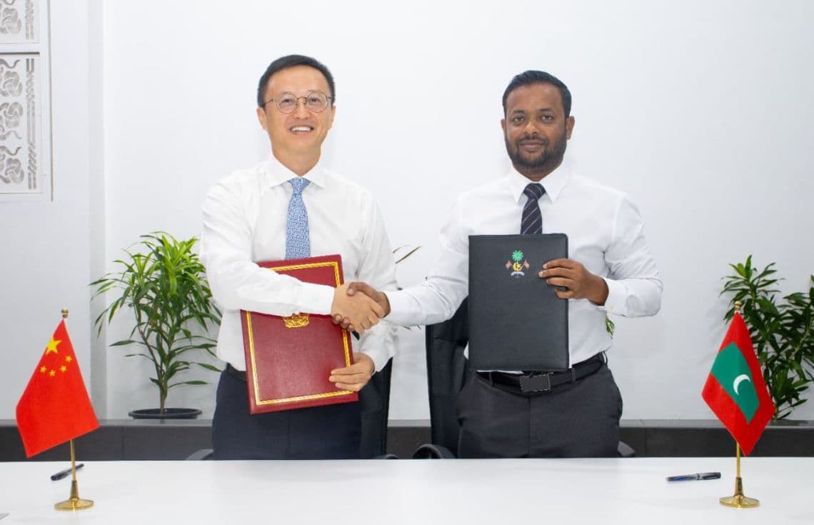 \މާލެއާއި ވިލިމާލޭގެ މަގުތައް ތަރައްގީކުރުމުގެ މަޝްރޫއުގެ ލެޓާ އޮފް އެކްސްޗޭންޖްގައި ސޮއިކުރުން---ފޮޓޯ: ހައުސިން މިނިސްޓްރީ