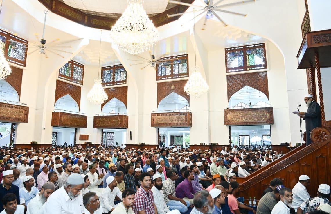 އިސްލާމީ މަރުކަޒުގައި ނަމާދުކުރުން---