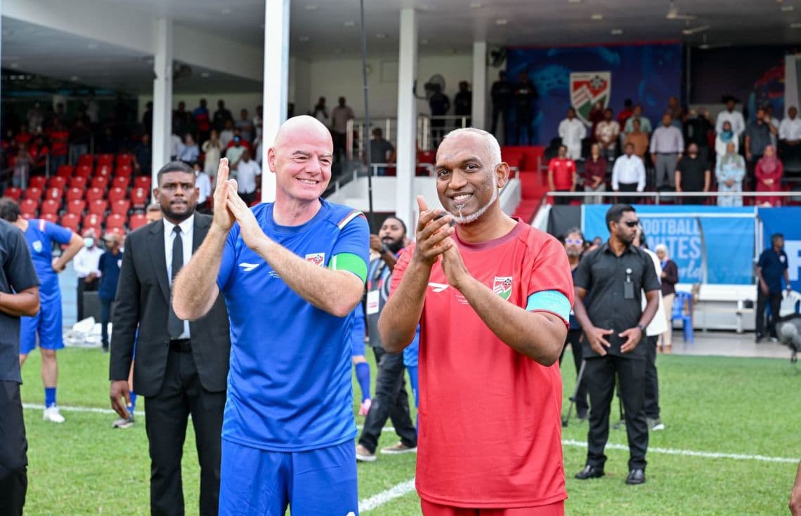 ރައީސް ޑރ. މުޙައްމަދު މުޢިއްޒު އަދު ފީފާގެ ރައީސް އިންފަންޓީނޯ.