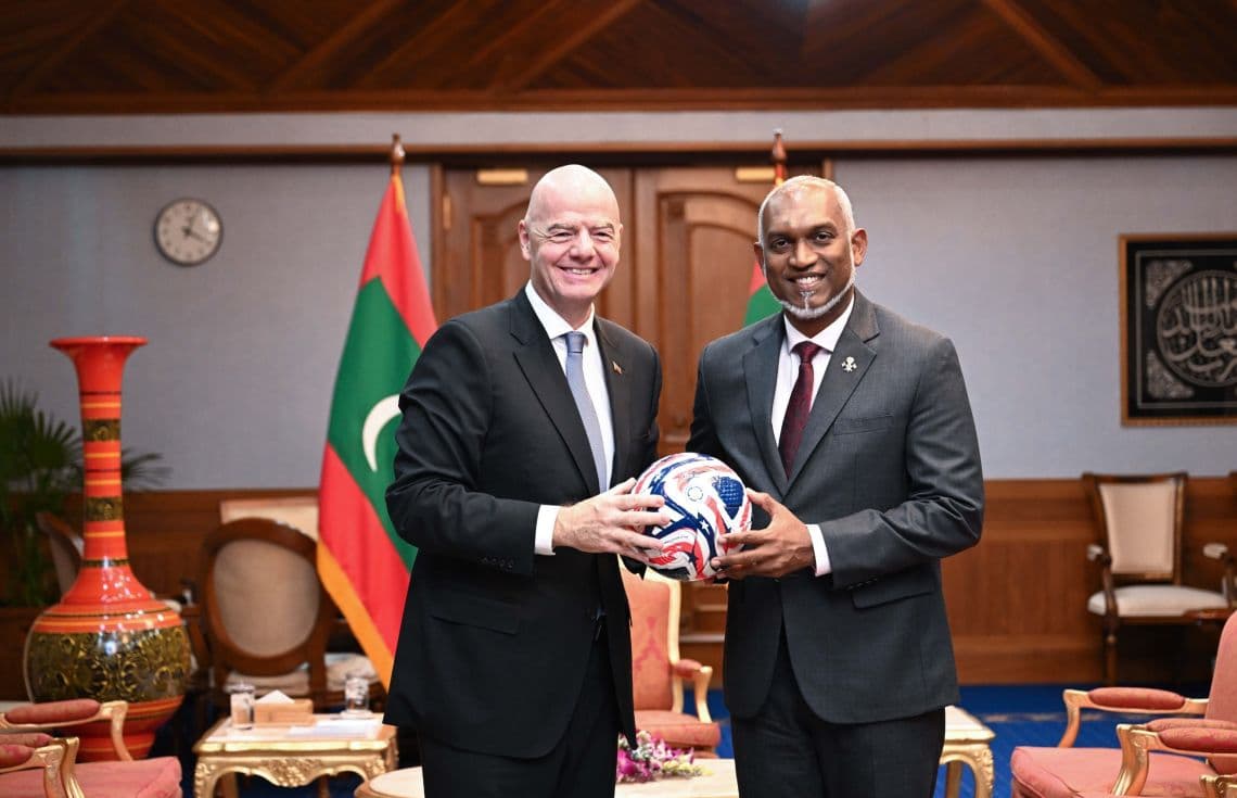 ރައީސް ޑރ. މުއިއްޒު އަދި ފީފާގެ ރައީސް އިންފަންޓީނޯ. ރާއްޖޭގައި ފުޓުބޯޅަ ކުރިއެރުވުމަށް ސަރުކާރުން ގިނަ މަސައްކަތްތަކެއް ކޮށްދެއްވާނެކަމުގެ ޔަގީންކަން ރައީސް ދެއްވާފައިވޭ--- ފޮޓޯ: ރައީސް އޮފީސް