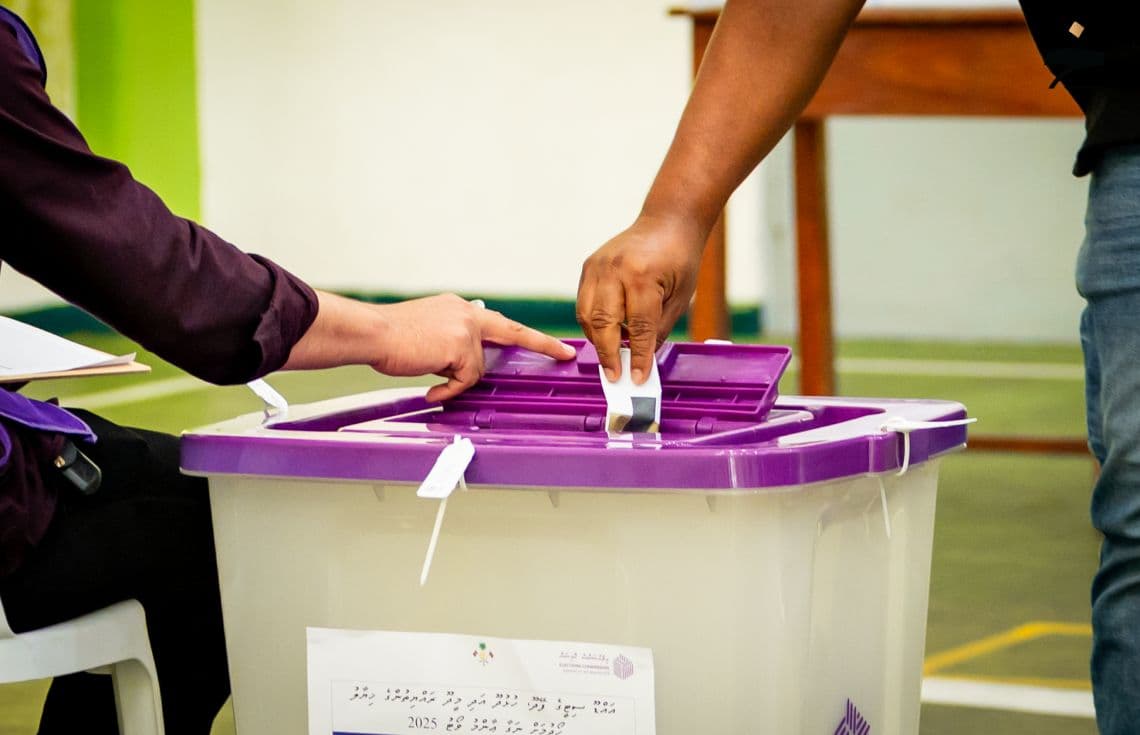 އައްޑޫ ސިޓީގެ ވަކިވަކި ރަށްރަށުގައި ކައުންސިލްތައް ހެދުމަށް އާންމުންގެ ހިޔާލު ހޯދުމުގެ ވޯޓުލުން ކުރިއަށްދަނީ--- ފޮޓޯ: ޚުލާސާ