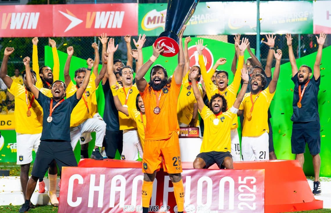 ކުލަބް މޯލްޑިވްސްގެ ތައްޓާއެކު އާރުޑީސީގެ ޓީމު އުފާފާޅުކުރަނީ. - ފޮޓޯ: ކުލަބް މޯލްޑިވްސް