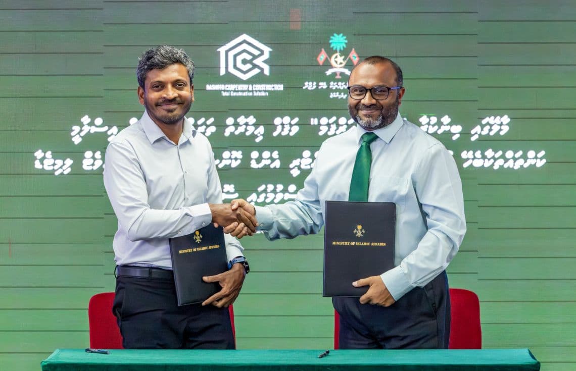 ވަގުފް އިމާރާތުގެ މަސައްކަތް އާރްސީސީއާ ހަވާލުކޮށް އެެއްބަސްވުމުގައި ސޮއިކުރުން---ފޮޓޯ: އިސްލާމިކް މިނިސްޓްރީ