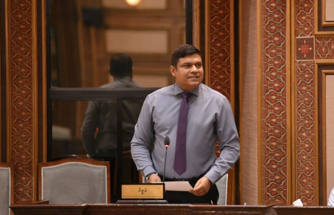 ޓްރާންސްޕޯޓް މިނިސްޓަރު، އަމީން މަޖިލީހުގައި މެމްބަރުންގެ ސުވާލުތަކަށް ޖަވާބުދެއްވަނީ---ފޮޓޯ: މަޖިލިސް އިދާރާ