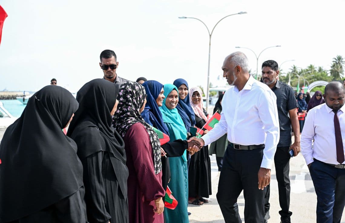 ރައީސް ޑރ. މުއިއްޒު ލ. އަތޮޅު އިސްދޫއަށް ކުރެއްވި ދަތުރުފުޅުގެ ތެރެއިން. ރައީސްގެ މި ދަތުރުފުޅުގައި، ސަރުކާރުގެ ބައެއް ވަޒީރުންނާއި މުއައްސަސާތަކުގެ ބައެއް އިސްވެރިންގެ ބައިވެރިވެވަޑައިގަންނަވާ--- ފޮޓޯ: ރައީސް އޮފީސް