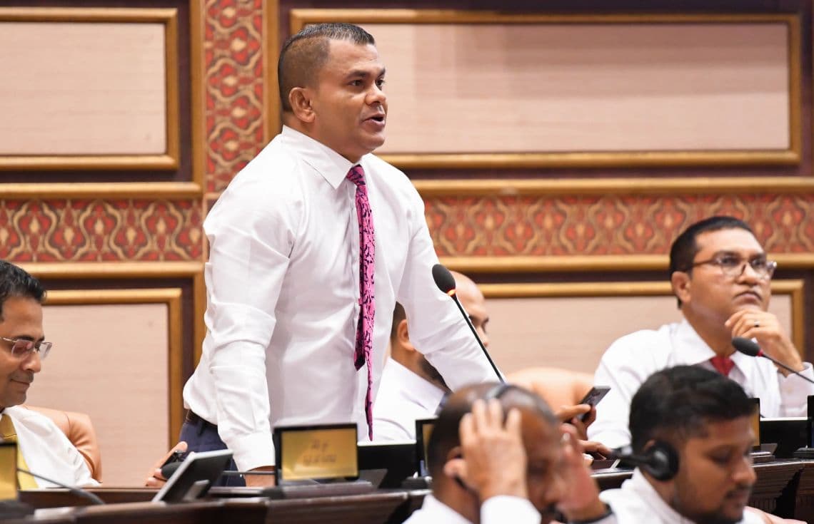 މެމްބަރު ޝާހިދު. ރައްޔިތުންނަށް ބޯހިޔާވަހިކަން ފޯރުކޮށްދިނުމުގެ ކަންކަން ސަރުކާރުގެ އިދާރާތަކުން ކުރުމުގެ ބަދަލުގައި އެހެން ބަޔަކަށް އެ މަސައްކަތް ދޫކޮށްލަން ފެނިވަޑައިގަންނަވާ ކަމަށް މެމްބަރު ޝާހިދު ވިދާޅުވި--- ފޮޓޯ: ރައްޔިތުންގެ މަޖިލިސް