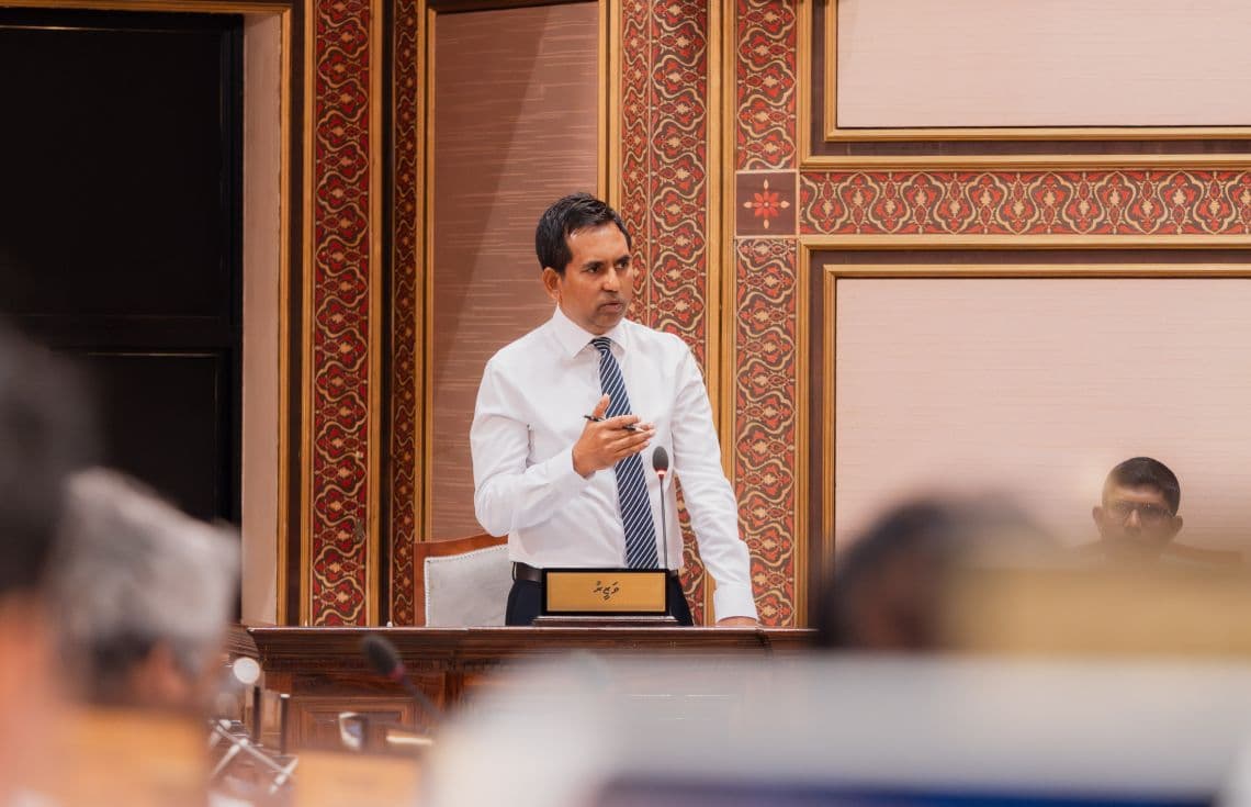 މިނިސްޓަރު ސައީދު. މި ސަރުކާރުން ވެރިކަމާ ހަވާލުވިއިރު، ކުރީގެ ސަރުކާރުން 125.2 ބިލިޔަން ރުފިޔާގެ ބޮޑު ދަރަންޏެއް އުފައްދާފައިވާ ކަމަށް މިނިސްޓަރު ވިދާޅުވި--- ފޮޓޯ: ރައްޔިތުންގެ މަޖިލިސް