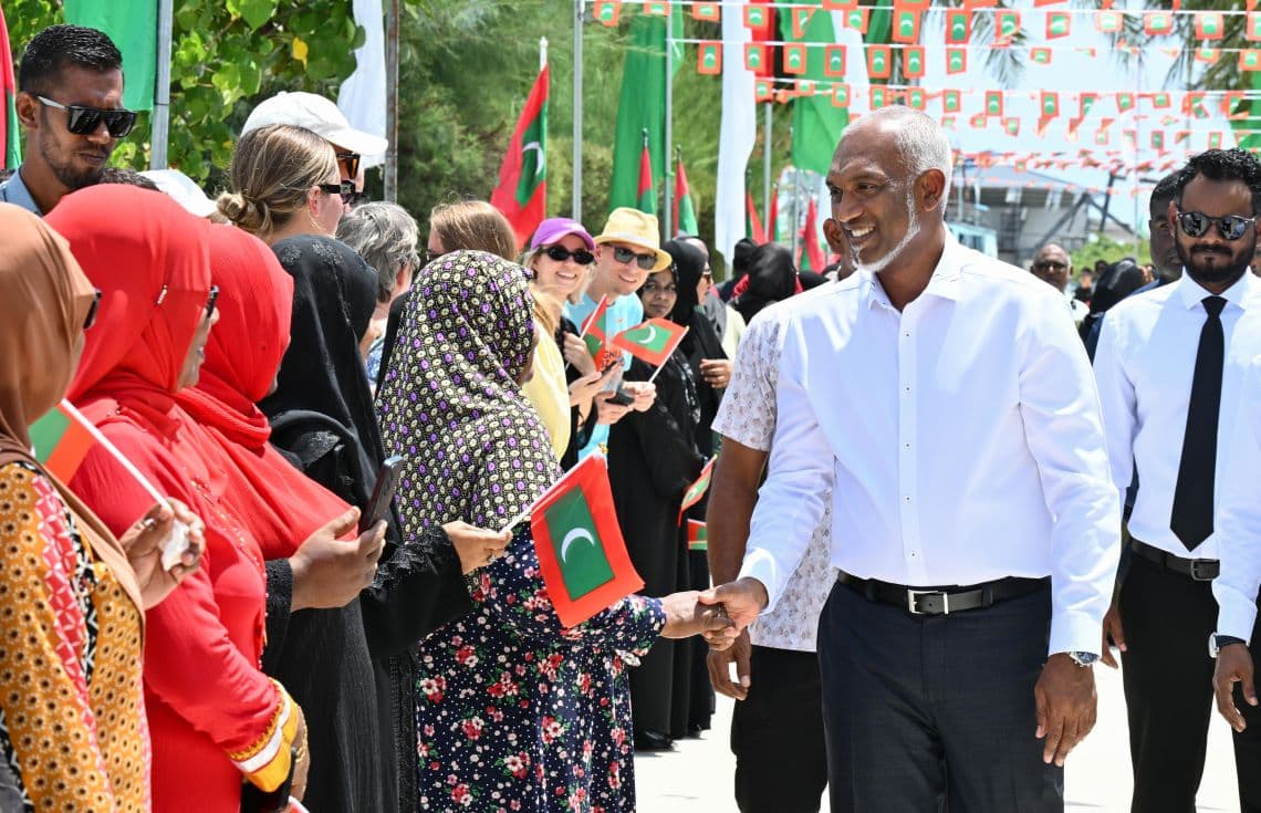 ރައީސް ޑރ. މުހައްމަދު މުއިއްޒު ދިއްފުއްޓަށް ޒިޔާރަތް ކުރައްވައި ރައްޔިތުންނާއި ބައްދަލުކުރެއްވުން---ފޮޓޯ: ރައީސް އޮފީސް