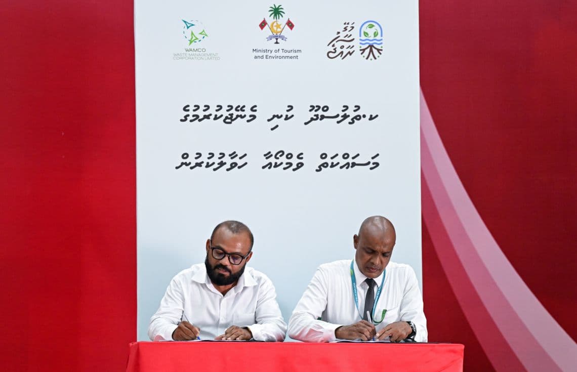 ތުލުސްދޫގައި ކުނި މެނޭޖުކުރުމުގެ ހިދުމަތް ވެމްކޯއާ ހަވާލުކުރުމުގެ އެއްބަސްވުމުގައި ސޮއިކުރުން---ފޮޓޯ: ރައީސް އޮފީސް