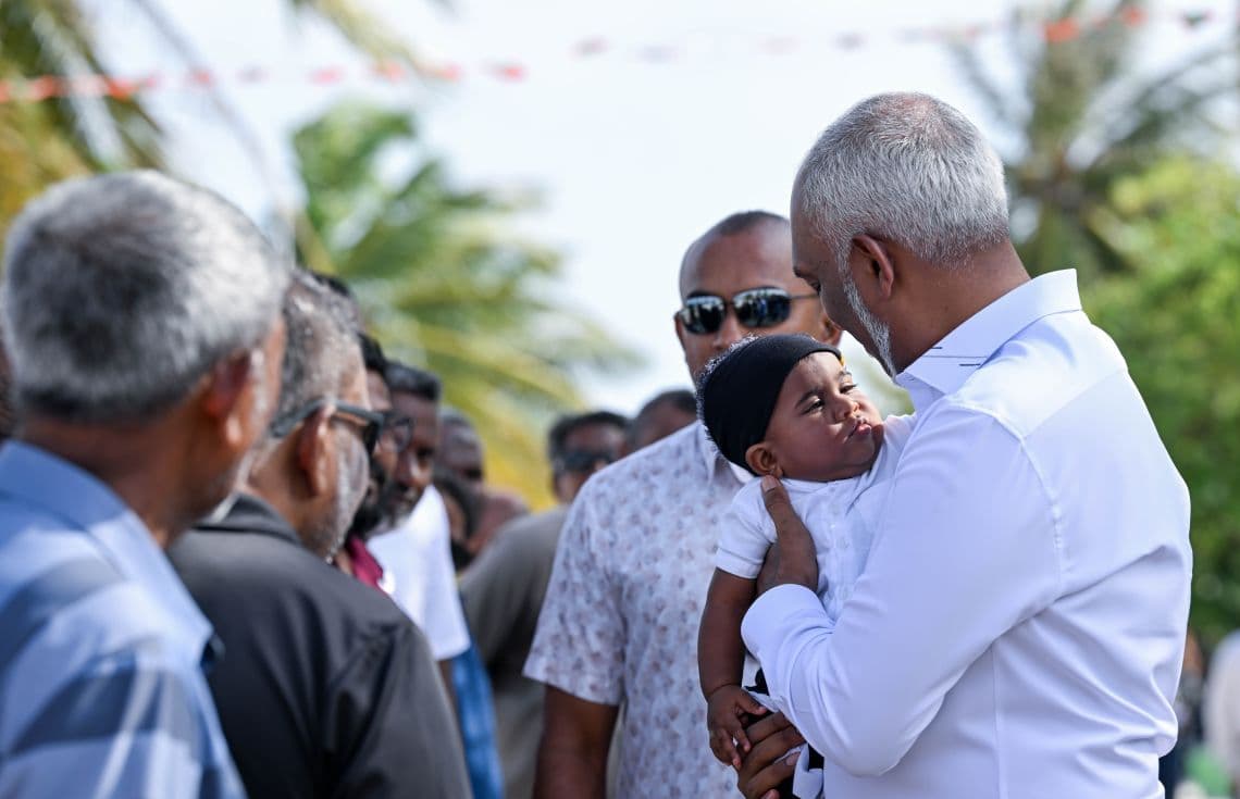 ރައީސުލްޖުމްހޫރިއްޔާ ޑރ މުހައްމަދު މުއިއްޒު ކާށިދޫއަށް ވަޑައިގަންނަވައި ރައްޔިތުންނާއި ސަލާމް ކުރެއްވުމުގެ ތެރެއިން---ފޮޓޯ: ރައީސް އޮފީސް