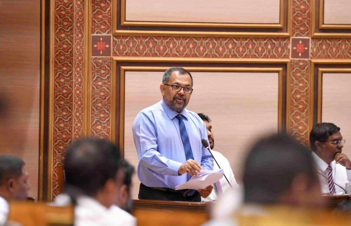 ފިނޭންސް މިނިސްޓަރު މޫސާ ޒަމީރު ރައްޔިތުންގެ މަޖިލީހުގައި---ފޮޓޯ: މަޖިލިސް އިދާރާ