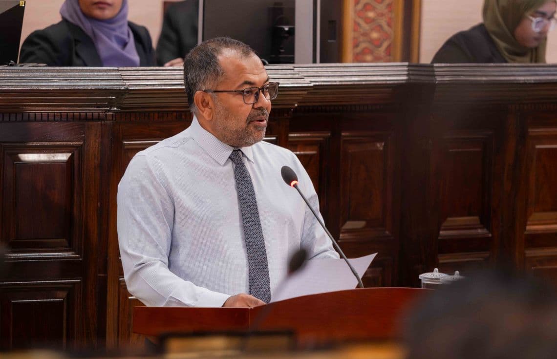 ފިނޭންސް މިނިސްޓަރު މޫސާ ޒަމީރު 2026 ވަަނަ އަހަރަށް ލަފާކުރާ ބަޖެޓު މަޖިލީހަށް ހުށަހަޅުއްވަނީ---ފޮޓޯ: މަޖިލިސް އިދާރާ