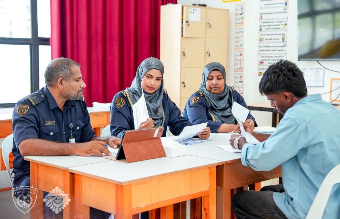 އިމިގްރޭޝަނުގެ އިންޓަވިއުއެއްގެ ތެރެއިން. އިމިގްރޭޝަނުގެ 70 އޮފިސަރުން ނެގުމަށް ބޭއްވި ވޯކް-އިން އިންޓަވިއުގައި 500 އަށްވުރެ ގިނަ މީހުން ބައިވެރިވެފައިވޭ--- ފޮޓޯ: މޯލްޑިވްސް އިމިގްރޭޝަން