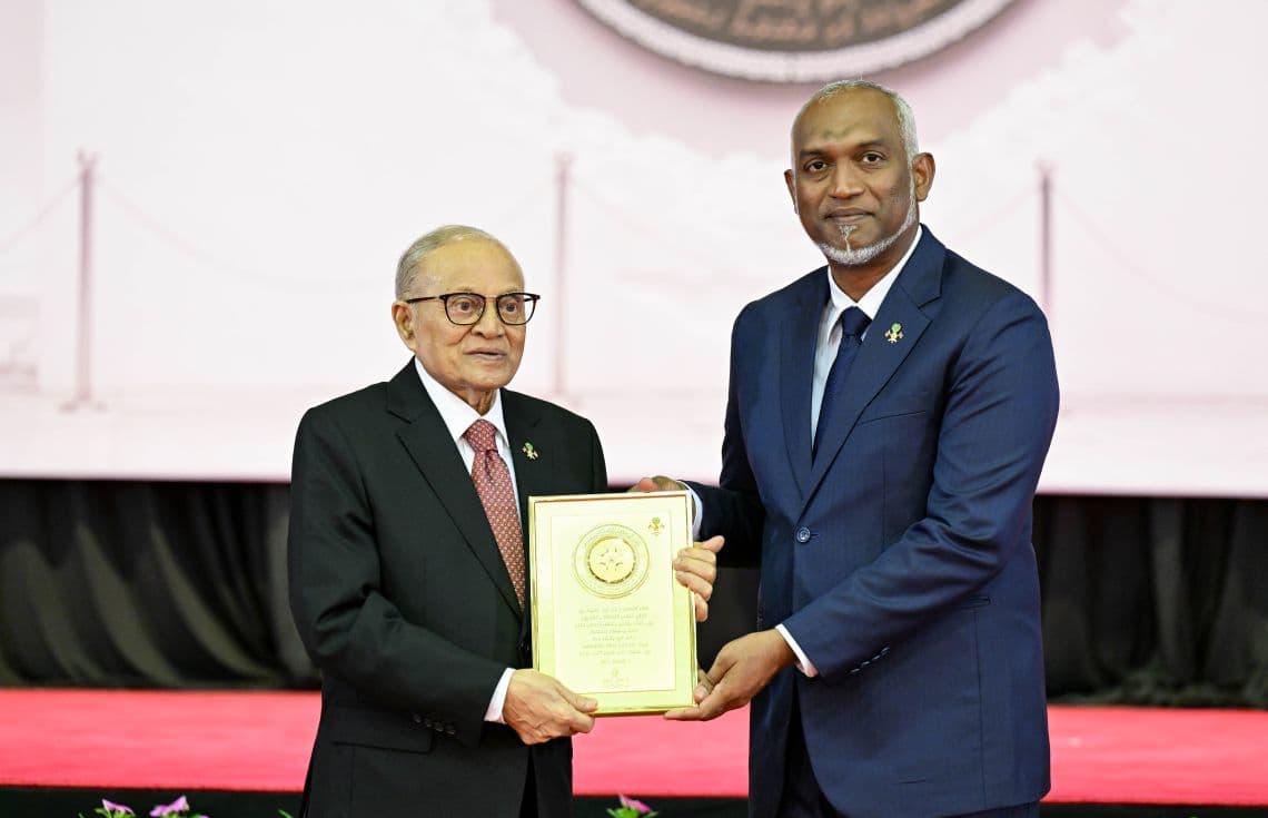 ނަސްރުގެ ދުވަހުގެ ރަސްމީ ޖަލްސާ: ރައީސް ޑރ. މުހައްމަދު މުއިއްޒު ނަސްރުގެ ދުވަހުގެ ހާއްސަ ޝަރަފުގެ އައްޑަނަ ކުރީގެ ރައީސް މައުމޫން އަބްދުއްގައްޔޫމަށް އަރުވަނީ.-- ފޮޓޯ: ރައީސް އޮފީސް