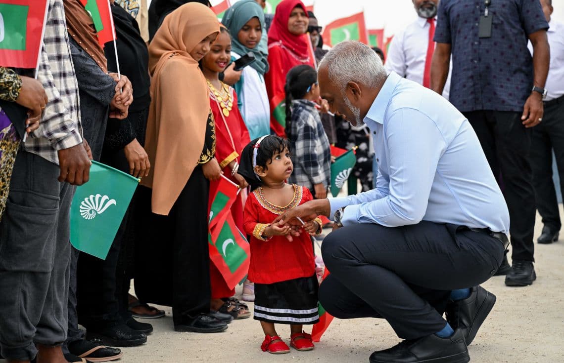 ރައީސުލްޖުމްހޫރިއްޔާ ޑރ މުހައްމަދު މުއިއްޒު އަކީ ދިވެހި ތާރީޚުގައި މިހާތަނަށް މީހުން ދިރިއުޅޭ ހުރިހާ ރަށަކަށް ވަޑައިގެން ރައްޔިތުންނާ ގާތުން ބައްދަލު ކުރެއްވި ހަމައެކަނި ރައީސް/ ފޮޓޯ: ރައީސް އޮފީސް