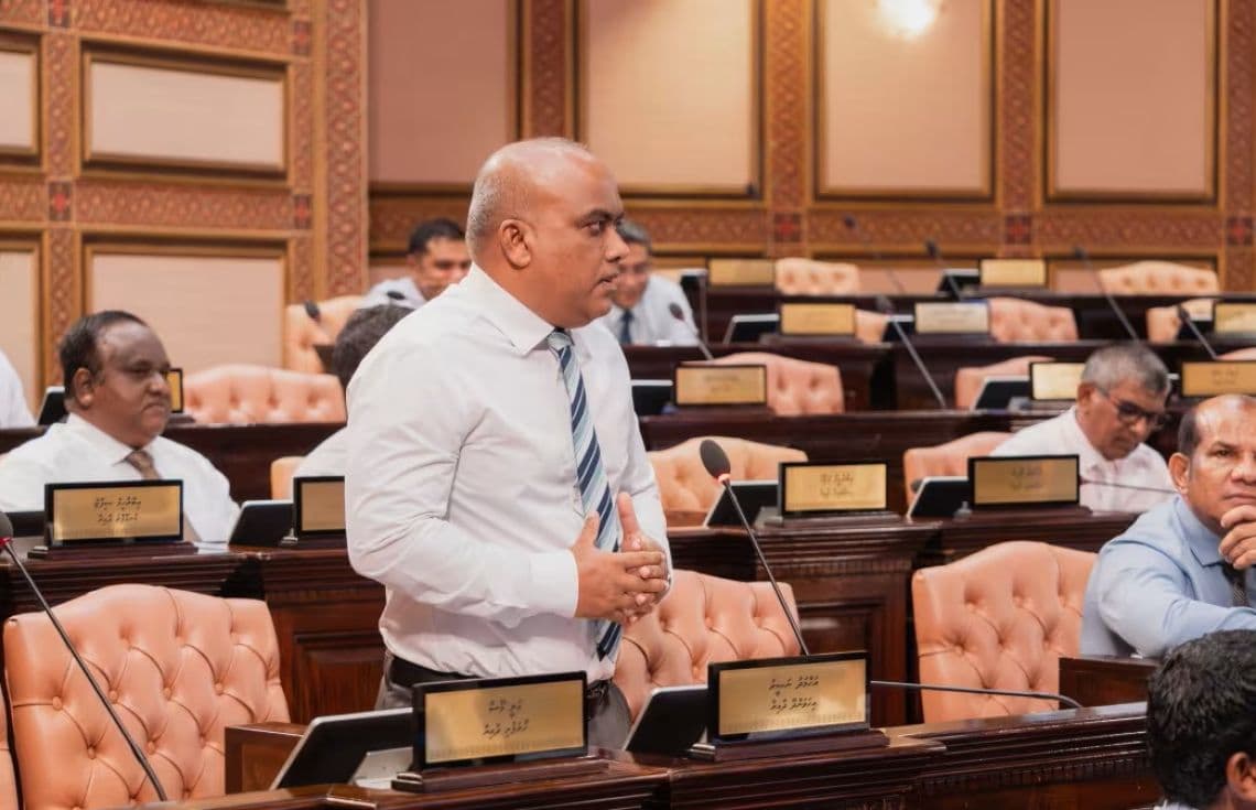 މެމްބަރު ނަސީރު. ގައުމުގައި އޮތް އެންމެ ބޮޑު މުއްސަނދިކަން ވަކި ބަޔަކު ބޭނުންވާ ގޮތަށް ދޫކޮށްލާފައި އޮތުމަކީ ކުރަންޖެހޭ ކަމެއް ނޫން ކަމަށް މެމްބަރު ވިދާޅުވި--- ފޮޓޯ: ރައްޔިތުންގެ މަޖިލިސް