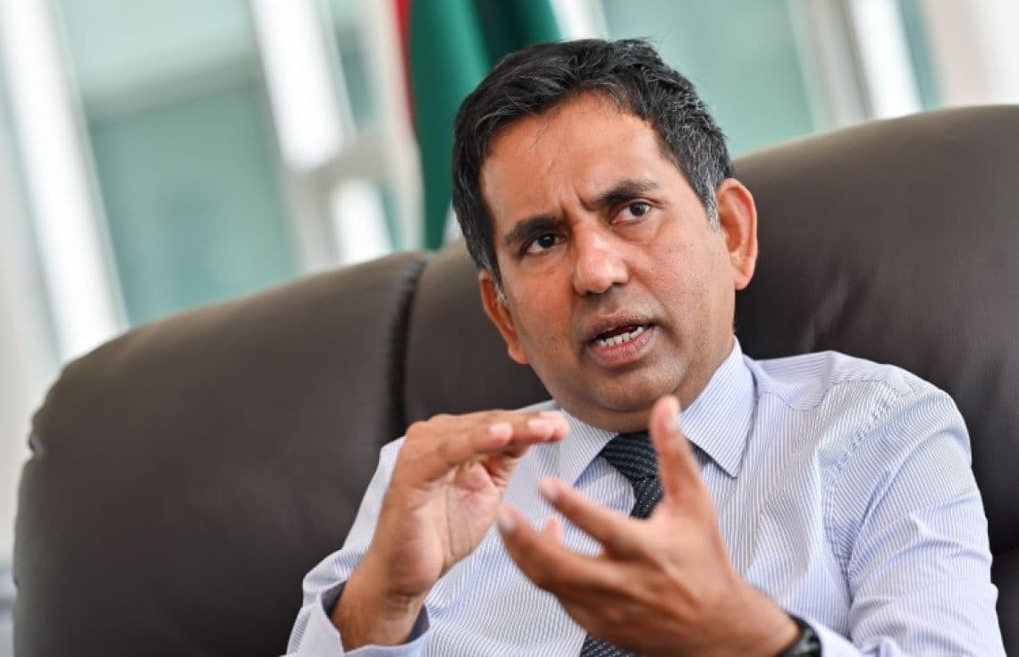 މިނިސްޓަރު ސައީދު. ރައީސް ގެންދަވަނީ ގައުމުގެ ހުރިހާ ކަމެއް ހަމައަކަށް އަޅުއްވައި، މަޝްރޫއުތައް ފައްޓަވައި އަދި ދަރަނި އަދާކުރަމުން ކަމަށް މިނިސްޓަރު ވިދާޅުވި--- ފޮޓޯ: އިންޓަނެޓް