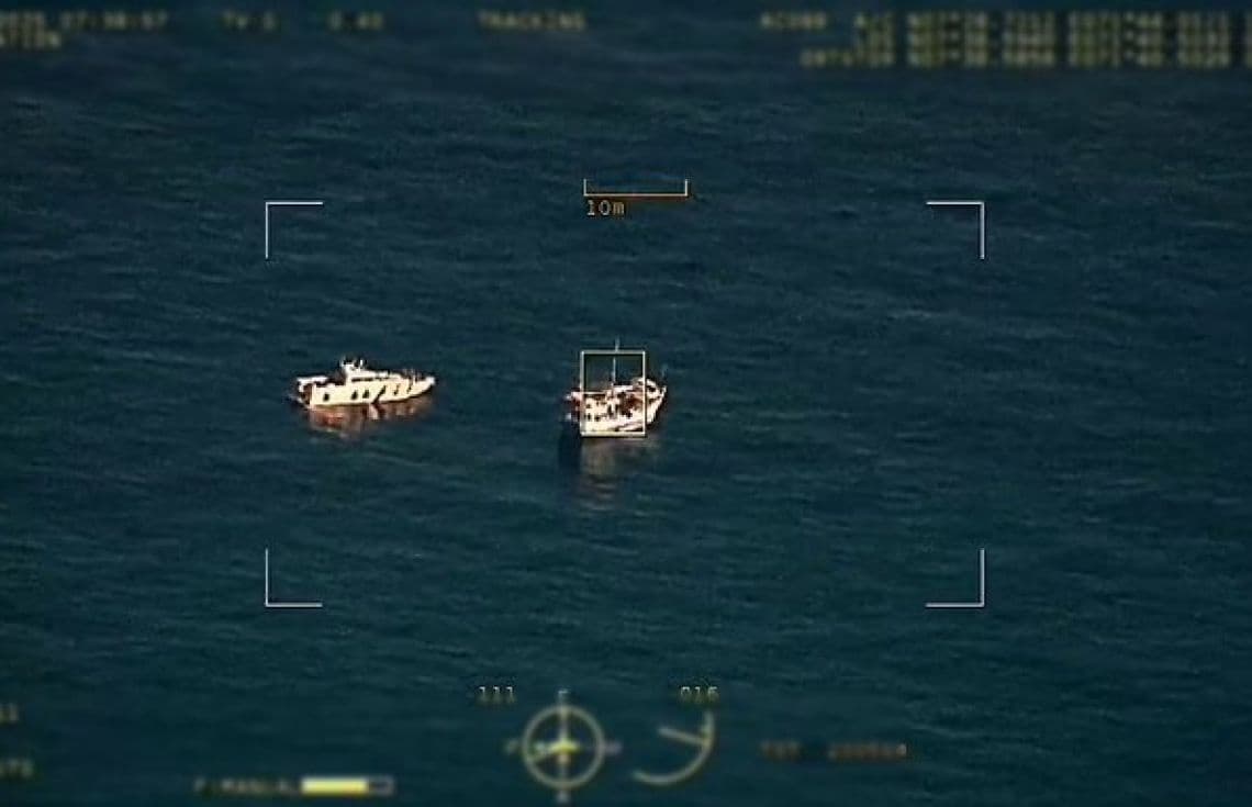 ރާއްޖޭގެ ކަނޑުގެ ސަރަހައްދަށް ގަވާއިދާ ހިލާފަށް ވަދެ އުޅުނު ބޯޓު. އެމްއެންޑީއެފްއިން ވަނީ މި ބޯޓު ޑްރޯންގެ އެހީގައި އަތުލައިގަނެފައި--- ފޮޓޯ: އެމްއެންޑީއެފް