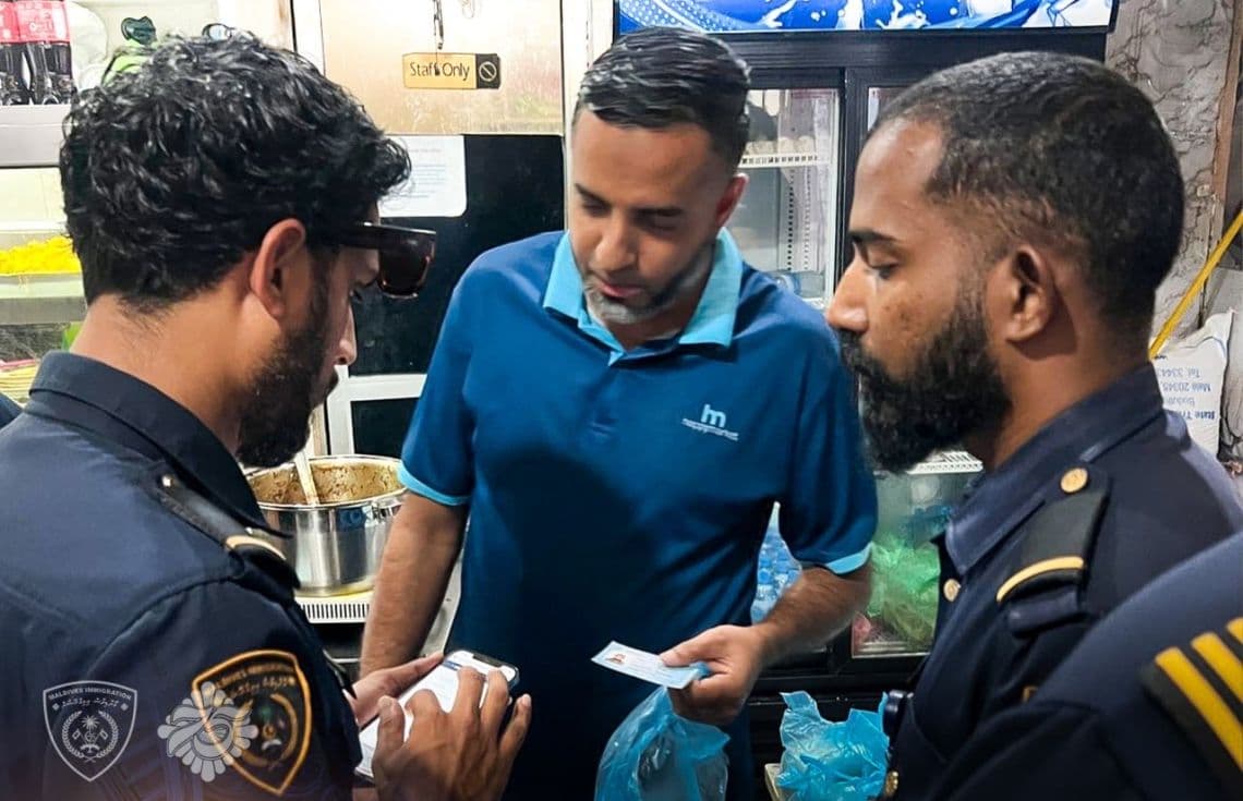 ގަވާއިދާ ހިލާފަށް ރާއްޖޭގައި ދިރިއުޅޭ ބިދޭސީންގެ މައްސަލަ ހައްލުކުރުމަށް އިމިގްރޭޝަނުން ކުރިއަށްގެންދާ އޮޕަރޭޝަނުގެ ތެރެއިން--- ފޮޓޯ: އިމިގްރޭޝަން