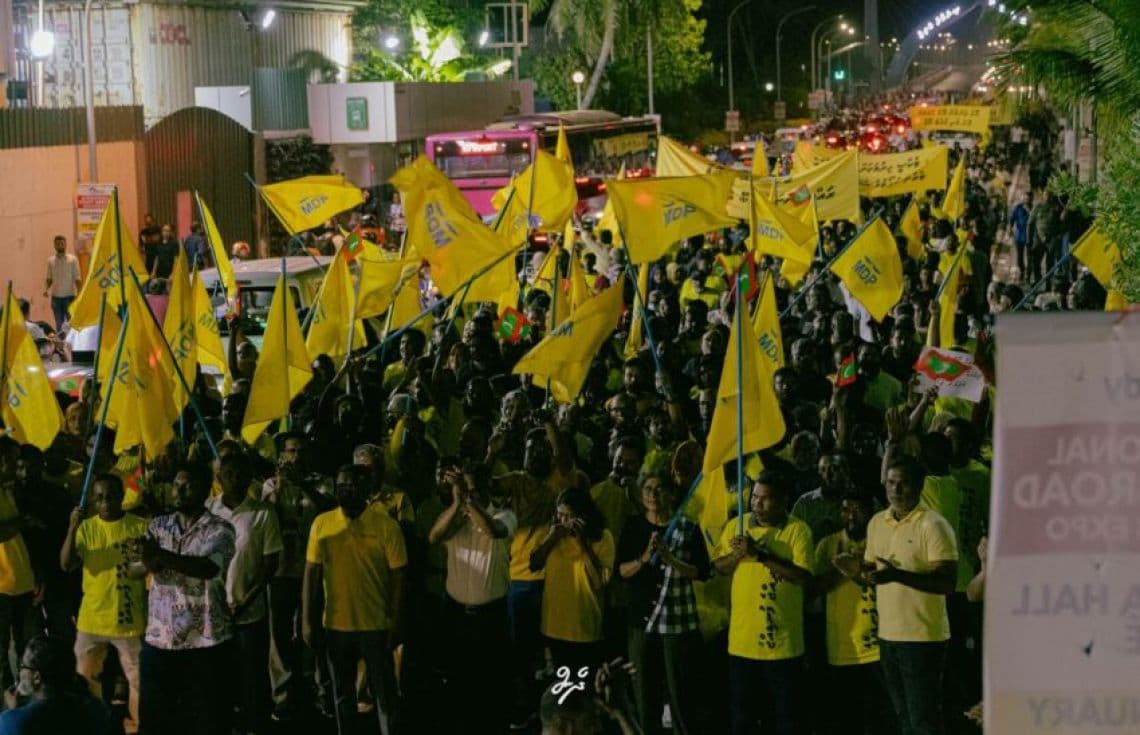 އެމްޑީޕީން ބޭއްވި އެއްވުމެއްގެ ތެރެއިން. އެމްޑީޕީން ވަނީ ނިމިދިޔަ އޮކްޓޫބަރު މަހުގެ ތިންވަނަ ދުވަހުވެސް އެއްވުމެއް ބާއްވައިފަ--- ފޮޓޯ: ދެން