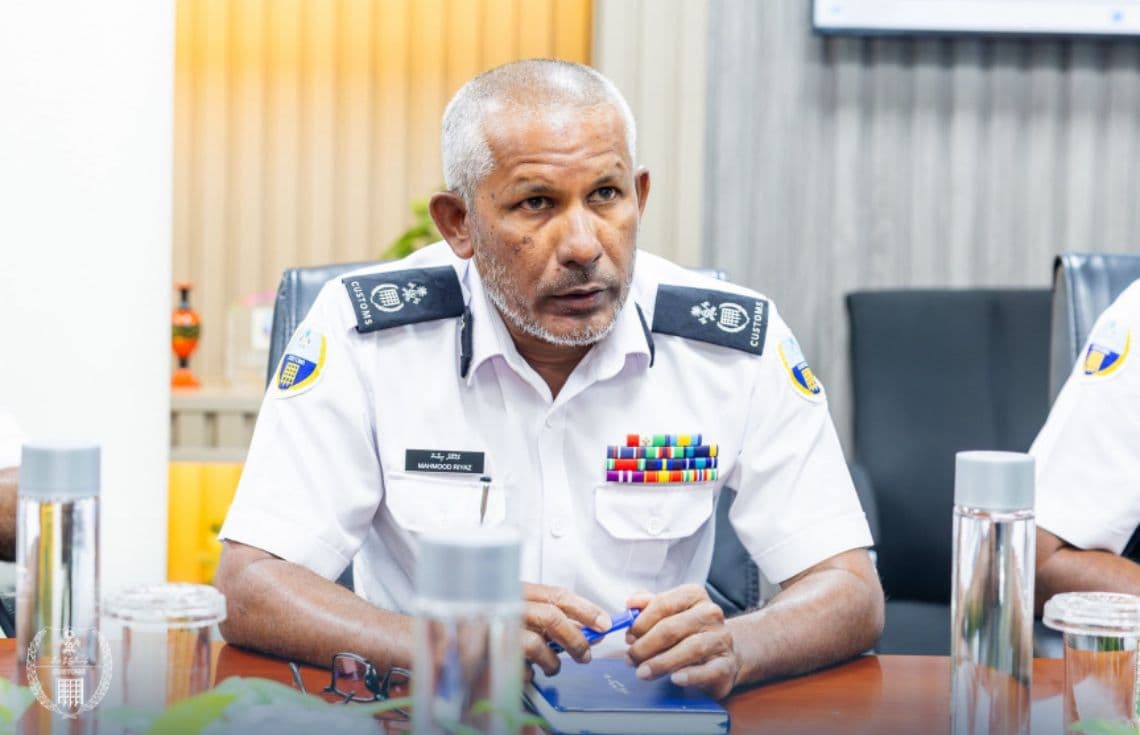 ކަސްޓަމްސްގެ ވަޒީފާއިން ވަކިކުރި މަހުމޫދު ރިޔާޒު---