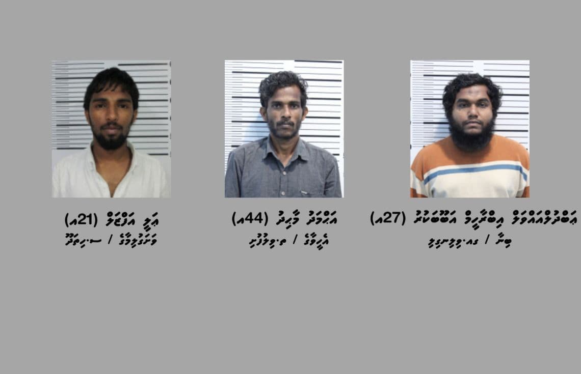 ޑޮލަރު ފޭރުމުގެ މައްސަލައާ ގުޅިގެން ހައްޔަރުކުރެވުނު ތިން މީހުން. މި މައްސަލައާ ގުޅިގެން ހަތް މީހަކު މިހާތަނަށް ހައްޔަރުރެވިފައިވޭ--- ފޮޓޯ: ދިވެހި ފުލުހުންގެ ހިދުމަތް