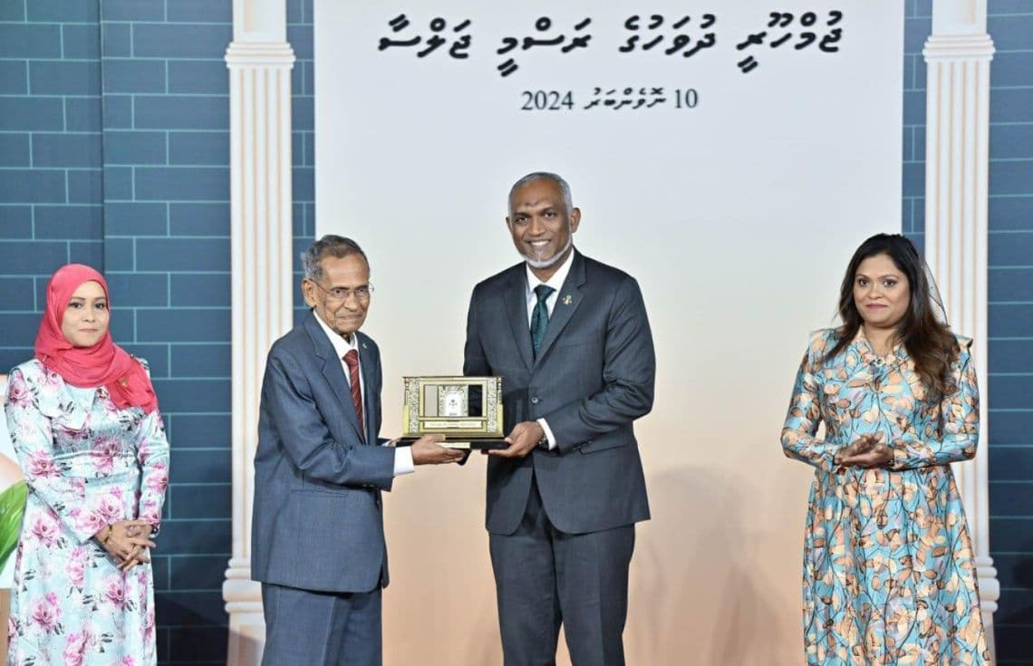 2024 ވަނަ އަހަރުގެ ޖުމްހޫރީ ދުވަހުގެ ރަސްމިއްޔާތުގެ ތެރެއިން. އިނާމުތަކަށް ބޭފުޅުން ހޮވުމުގެ މަސައްކަތް ކުރިއަށް ގެންދިޔައީ ގައުމީ އިނާމާބެހޭ ހާއްސަ ކޮމިޓީން---