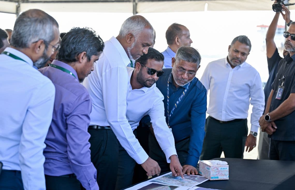 ރައީސުލްޖުމްހޫރިއްޔާ ޑރ. މުހައްމަދު މުއިއްޒު ހުޅުމާލޭގެ ތިންވަނަ ފިޔަވަހީގެ ބިން ހިއްކުން ކުރިއަށްދާގޮތް ރައީސް ބައްލަވާލައްވަނީ---ފޮޓޯ:ރައީސް އޮފީސް