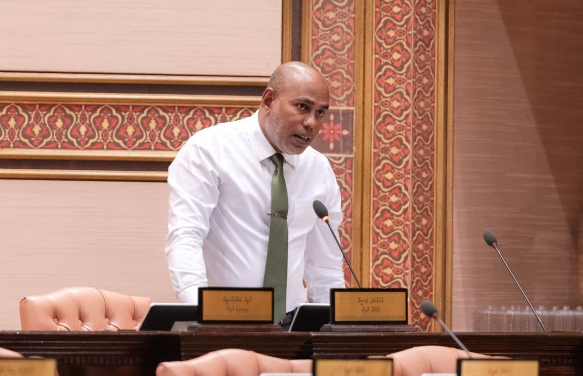 މެމްބަރު ފަޒީލް. މެމްބަރު ފަޒީލް ވިދާޅުވީ، މި ރައީސް ޑރ. މުއިއްޒު ވެރިކަމާ ހަވާލުވިއިރު ރާއްޖެ އޮތީ 140 ބިލިއަން ރުފިޔާއިން ދަރަނިވެރިވެފައި ކަމަށް--- ފޮޓޯ: ރައްޔިތުންގެ މަޖިލިސް