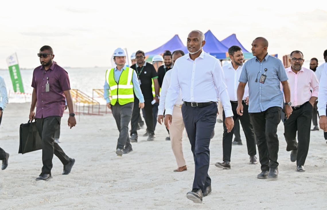 ރައީސުލްޖުމްހޫރިއްޔާ ރަސްމާލޭގައި. އެމަނިކުފާނު ވަނީ އެތަނުގެ ބިން ހިއްކުމުގެ މަސައްކަތް ކުރިއަށްދާ ގޮތް ބައްލަވާލައްވާފައި---ފޮޓޯ: ރައީސް އޮފީސް