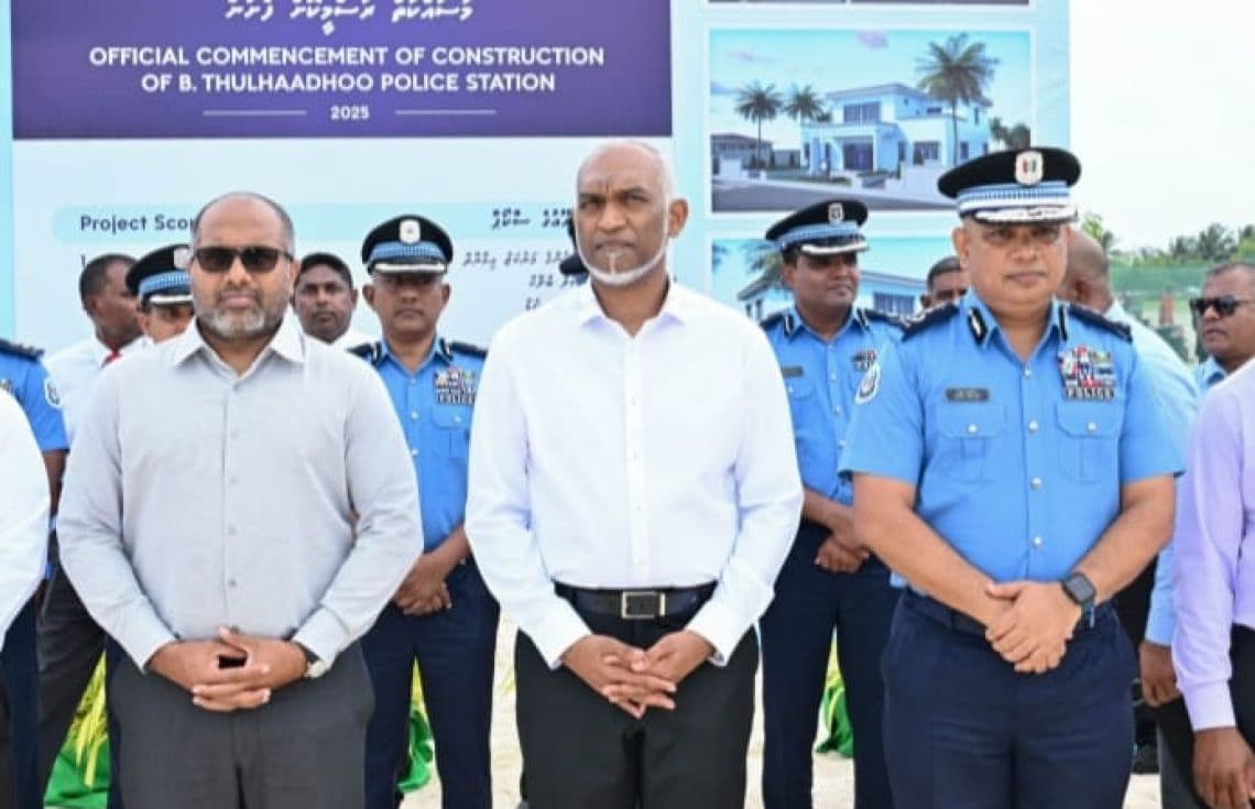 ރައީސް މުއިއްޒު، ކޮމިޝަނާ އޮފް ޕޮލިސް އަދި ހޯމް މިނިސްޓަރު. ދިވެހިރާއްޖެއަކީ މަސްތުވާތަކެތީގެ ވަބާއިން އެއްކޮށް ސަލާމަތްވެފައިވާ ގައުމަކަށް ހެދުމަށް ސަރުކާރުން ގިނަ މަސައްކަތްތަކެއް ކުރަމުން އަންނަ ކަމަށް ރައީސް ވިދާޅުވި--- ފޮޓޯ: ރައީސް އޮފީސް