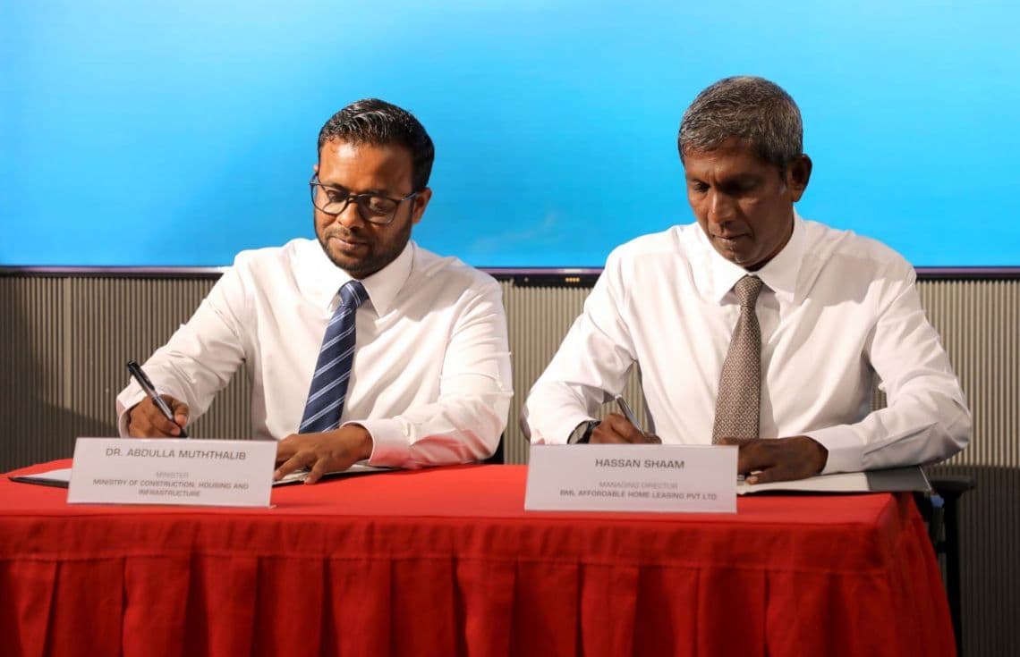 ހައުސިން ޔުނިޓު އަޅަން ބީއެމްއެލް އަށް ބިން ހަވާލުކުރުމުގެ އެއްބަސްވުމުގައި ސޮއިކުރުން---ފޮޓޯ: ބީއެމްއެލް
