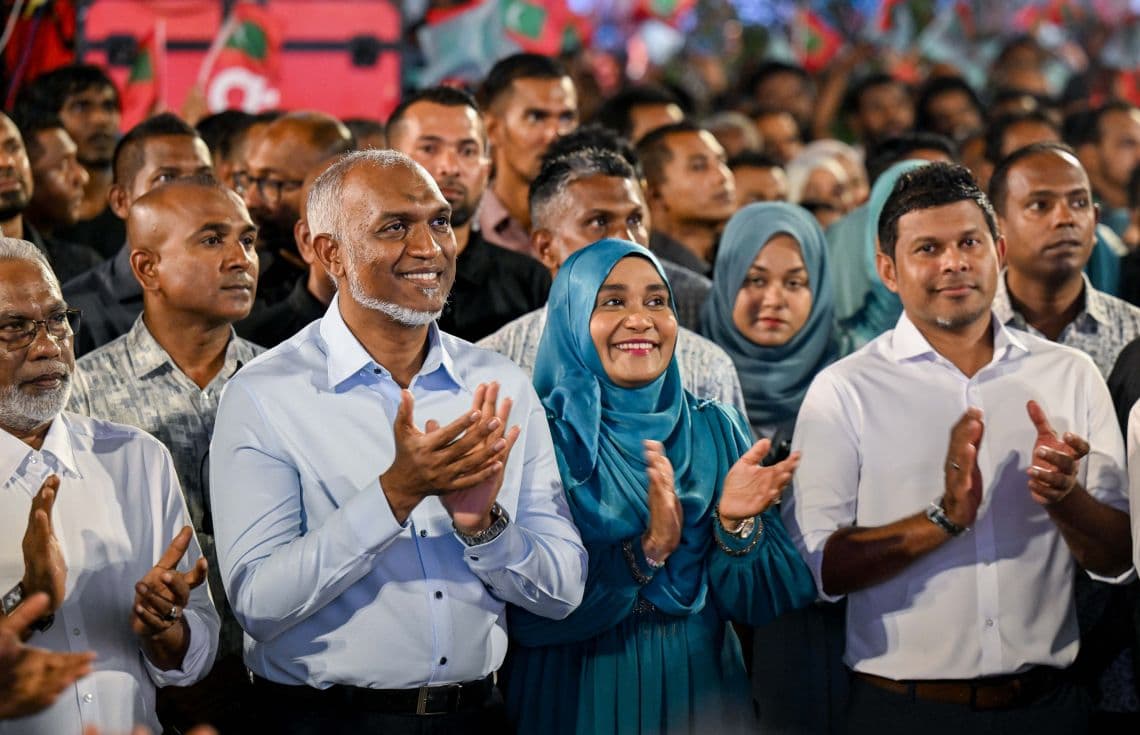 ރައީސުލްޖުމްހޫރިއްޔާގެ ޑރ. މުހައްމަދު މުއިއްޒުގެ ދެ ކަނބަލުންނާއި، ނައިބު ރައީސް ޕީއެންސީ ބޮޑު ޖަލްސާގައި---ފޮޓޯ:ރައީސް އޮފީސް
