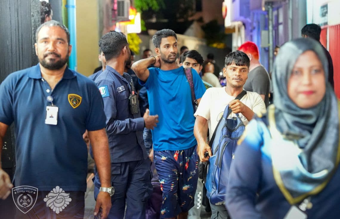 އިމިގްރޭޝަނުން ކުރިއަށްގެންދިޔަ އޮޕަރޭޝަނެއްގައި ގަވާއިދާ ހިލާފަށް އުޅުނު ބިދޭސީންތަކެއް އަތުލައިގެން ގެންދަނީ---ފޮޓޯ:އިމިގްރޭޝަން