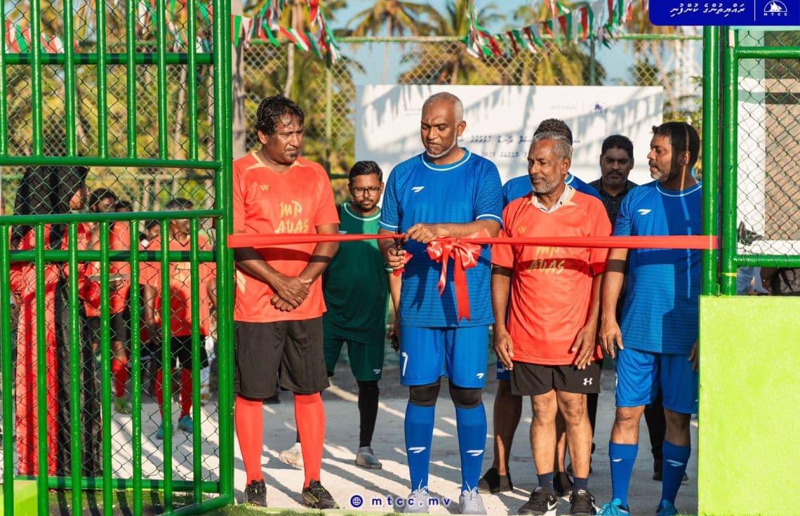 ރައީސް ޑރ. މުހައްމަދު މުއިއްޒު މަންދޫ ފުޓްސަލް ދަނޑު ހުޅުވައިދެއްވަނީ--- ފޮޓޯ: އެމްޓީސީސީ