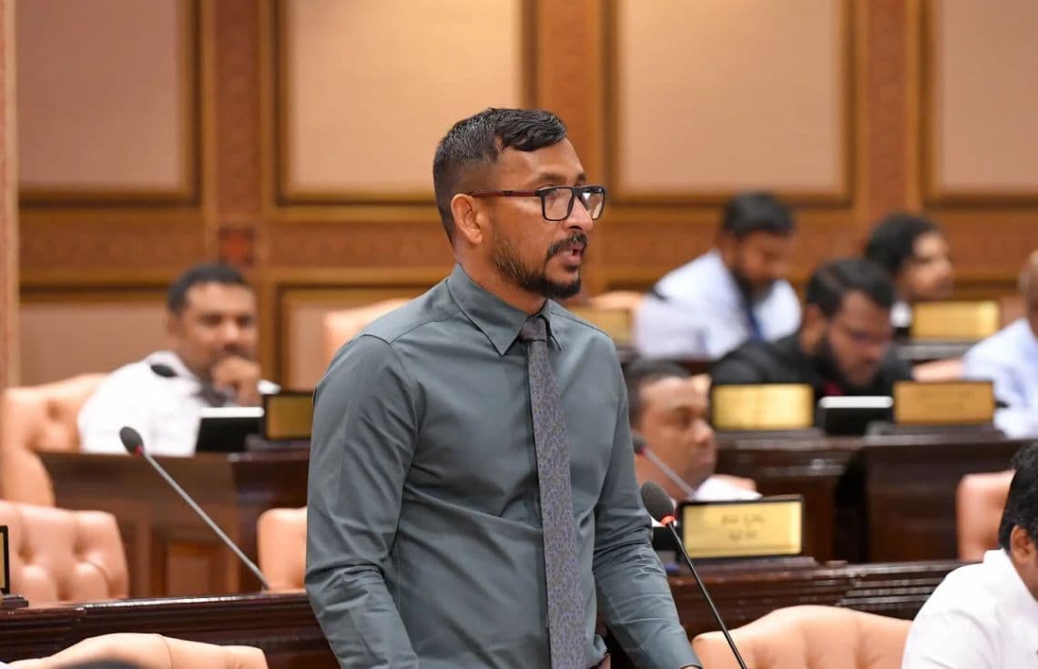މެމްބަރު ފަލާހު. ސުލްހަވެރިކަމާއެކު އެއްވެ އުޅުމުގެ މިނިވަންކަން ސިޔާސީ ޕާޓީތަކަށް ހޯދައި ދިނީ އަދުގެ ސަރުކާރުން ކަމަށް އޭނާ ވިދާޅުވި--- ފޮޓޯ: ރައްޔިތުންގެ މަޖިލިސް