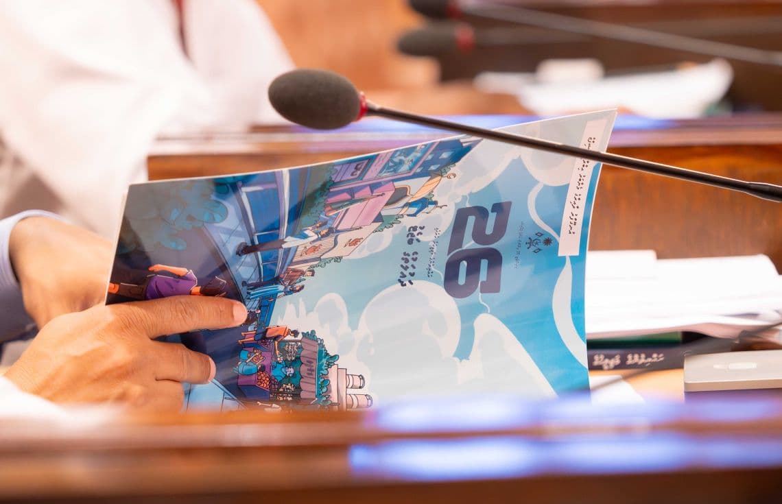 އަންނަ އަހަރަށް ލަފާކޮށް ހުށަހެޅި ބަޖެޓް ފޮތް---ފޮޓޯ: މަޖިލިސް އިދާރާ