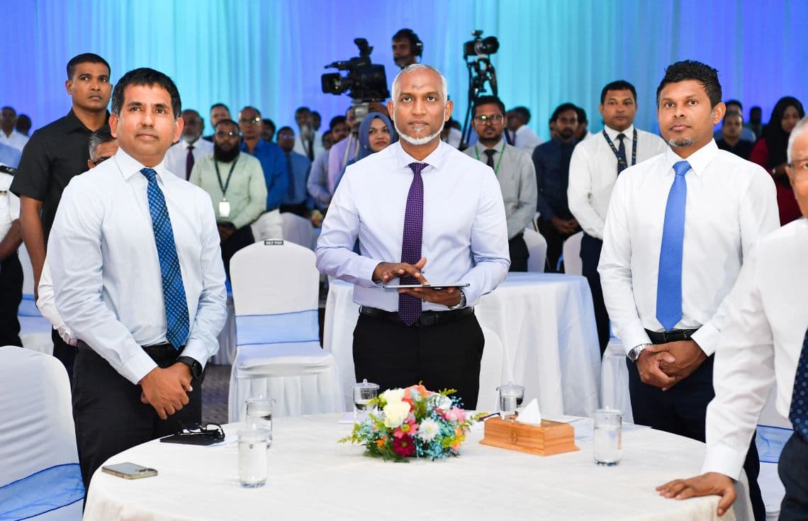 ރައީސުލްޖުމްހޫރިއްޔާ ޑރ. މުހައްމަދު މުއިއްޒު، ނައިބު ރައީސް ހުސައިން މުހައްމަދު ލަތީފް އަދި އިކޮނޮމިކް މިނިސްޓަރު މުހައްމަދު ސައީދު---ފޮޓޯ:ރައީސް އޮފީސް