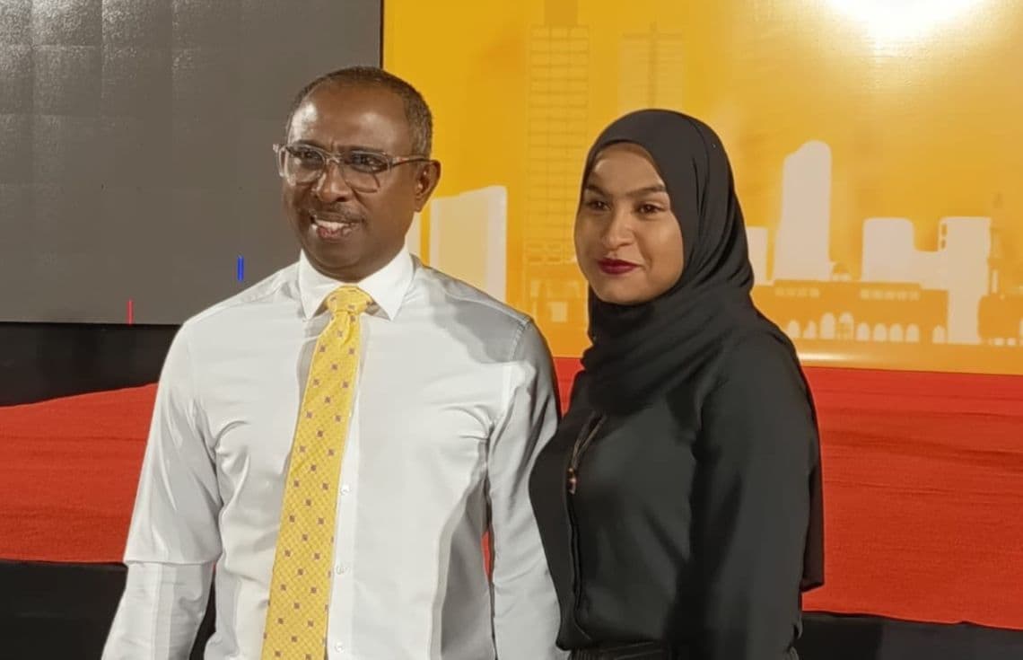 އަލީ އާޒިމް އޭނާގެ ސަޕޯޓަރަކާއެކު ފޮޓޯއަކަށް ހުއްޓިލައިގެން: ފޮޓޯ ސޯޝަލް މީޑިއާ