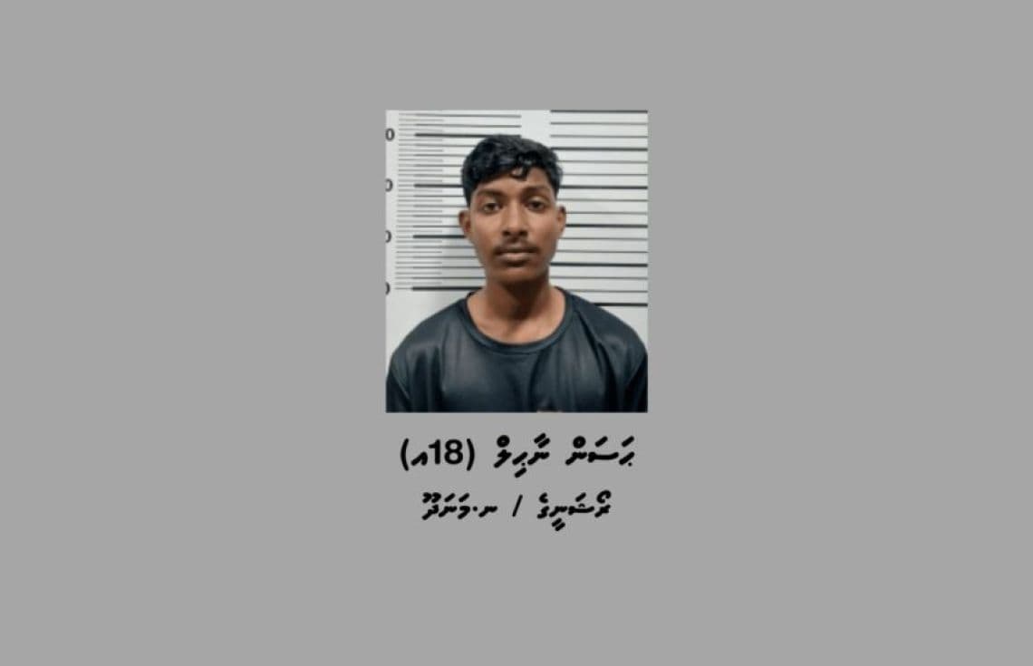 މަސްތުވާތަކެއްޗާއެކު ހުޅުމާލެއިން ހައްޔަރުކުރި މީހާ. މިނާގެ އަތުން 31.23 ގްރާމުގެ މަސްތުވާތަކެތި ފެނިފައިވޭ--- ފޮޓޯ: ދިވެހި ފުލުހުންގެ ހިދުމަތް