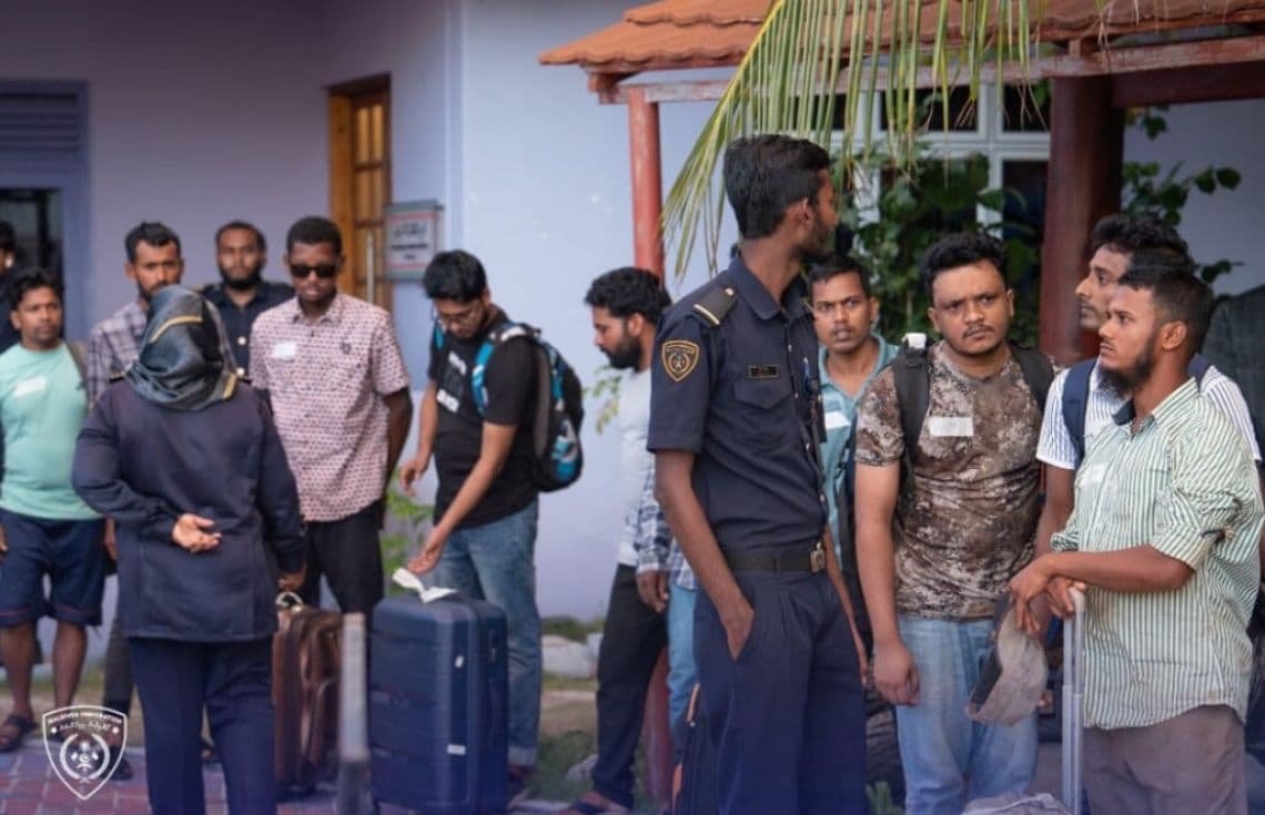 ގަވާއިދާ ހިލާފަށް ރާއްޖޭގައި އުޅޭ ބިދޭސީން ހޯދުމަށް އިމިގްރޭޝަނުން ހިންގި އޮޕަރޭޝަނެއްގެ ތެރެއިން. މިއަދުން ފެށިގެން ޕާސްޕޯޓުގައިވާ ވޯކް ވިސާ އޮޓޮމެޓިކުން އީ-ވިސާއަށް ބަދަލުވެގެންދާނެ--- ފޮޓޯ: އިމިގްރޭޝަން