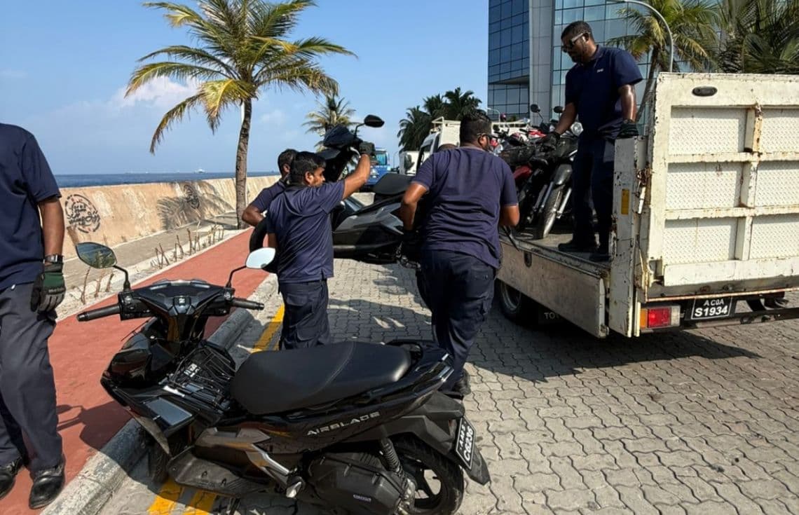 ފުލުހުން ސައިކަލުތަކެއް ޓޯ ކުރަނީ. ފުލުހުން ވަނީ މާލެއާއި ހުޅުމާލެއިން ޖުމުލަ 22 އުޅަނދު ޓޯ ކޮށްފަ---