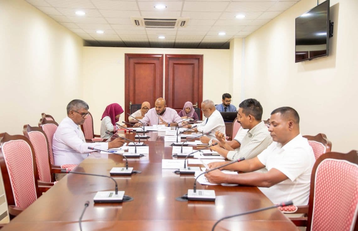 ދިވެހިރާއްޖޭގެ އިދާރީ ދާއިރާތައް ލާމަރުކަޒީ އުޞޫލުން ހިންގުމުގެ ޤާނޫނަށް އިޞްލާޙު ގެނައުމުގެ ބިލު ދިރާސާކުރެއްވުމަށް ހޮއްވެވި ވަގުތީ ކޮމިޓީގެ ބައްދަލުވުމުގެ ތެރެއިން