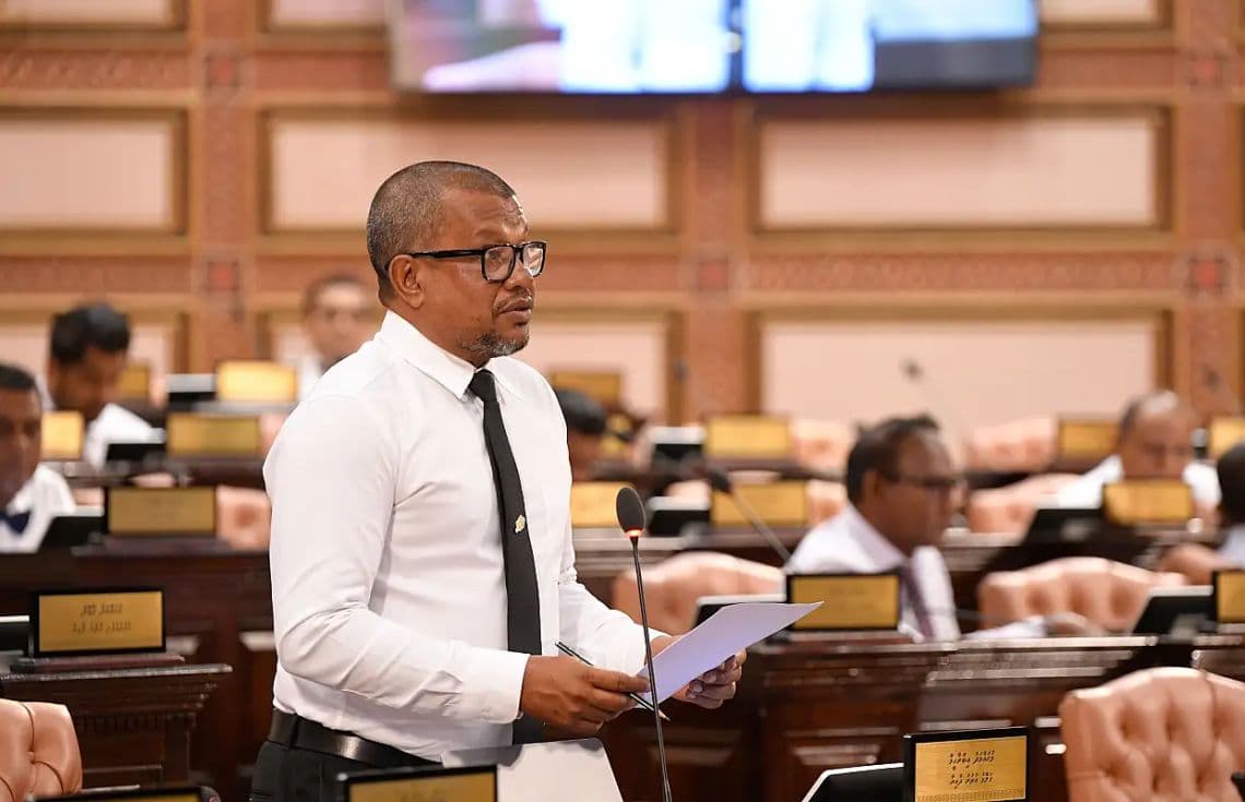 ގަލޮޅު އުތުރު ދާއިރާގެ މެންބަރު މުހައްމަދު އިބްރާހީމް: މިސްކިތްތަކަށް ގެއްލުން ދިނުން އެއީ ޓެރަރިޒަމުގެ ކުށެއްގެ ގޮތުގައި ހިމެނުމަށް އޭނާ ވަނީ ހުށަހަޅާފަ--- ފޮޓޯ: ރައްޔިތުންގެ މަޖިލިސް