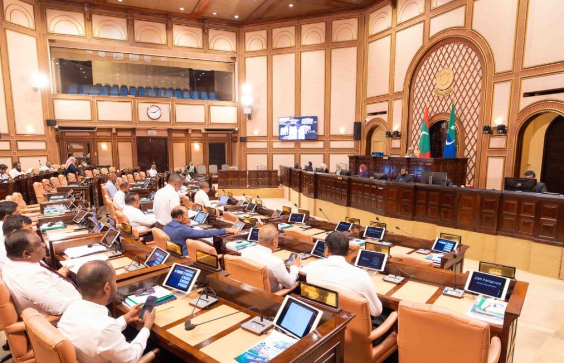 ރައްޔިތުންގެ މަޖިލީހުގެ ޖަލްސާއެއްގެ ތެރެއިން. ސަރުކާރުގެ ފަރާތުން މި އިސްލާހު މަޖިލީހަށް ހުށަހެޅުއްވީ ބާރަށު ދާއިރާގެ މެމްބަރު އިބްރާހިމް ޝުޖާއު--- ފޮޓޯ: ރައްޔިތުންގެ މަޖިލިސް
