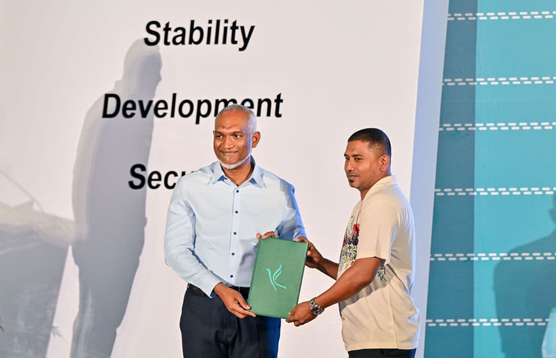 ޕީއެންސީގެ ސަރުކާރަށް ދެ އަހަރު ފުރުމުގެ މުނާސަބަތުގައި ބޭއްވި ޖަލްސާގައި މަހުލޫފް ޕީއެންސީއަށް ސޮއިކޮށް ފޯމު ރައީސް މުޢިއްޒުއާ ހަވާލުކުރައްވަނީ.