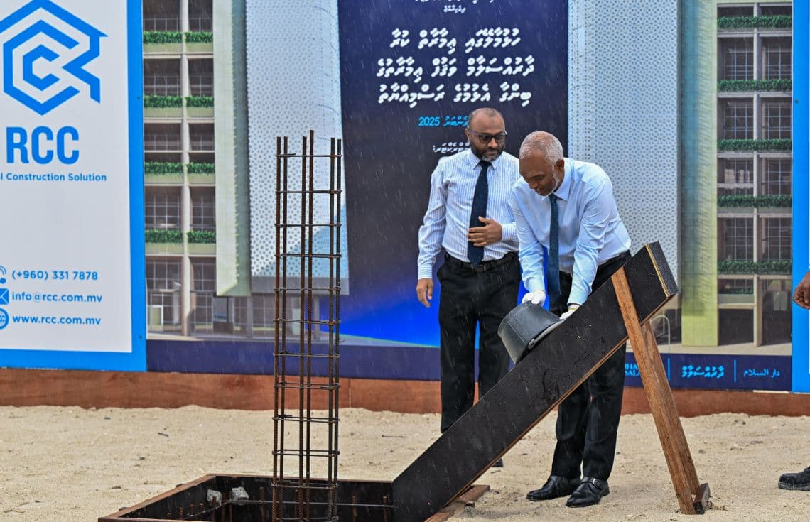 ރައީސް ޑރ. މުޢިއްޒު ވަގުފު އިމާރާތުގެ ބިންގާ އަޅުއްވަނީ---ފޮޓޯ: ރައީސް އޮފީސް